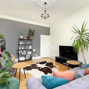 Chic West End 2-bedroom In Centre Apartment